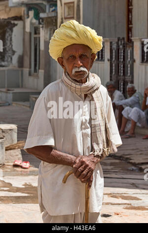 Il vecchio uomo, scene di strada, Bera, Rajasthan, India Foto Stock