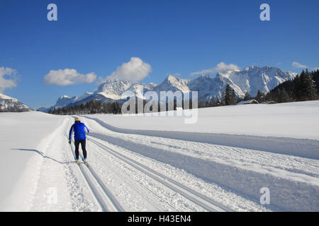 In Germania, in Baviera, Werdenfels, Krün, Gerold, piste da fondo, sportivi, nessun modello di rilascio, Germania meridionale, Alta Baviera, paesaggi, montagne, montagne, neve, in inverno, stagione, sport, sport, sport invernali, sci, sci di fondo, pattinaggio, classicamente, diagonalmente, persone sportily, soleggiato, esterno, cross-country trail, tracciato, via, Karwendel, nubi Foto Stock