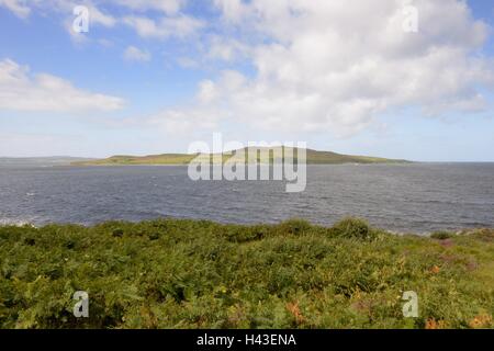 L'isola di Gruinard, appena fuori dalla terraferma, nella baia di Gruinard, è stata contaminata da antrace nei processi militari nelle Highlands scozzesi, nel Regno Unito Foto Stock