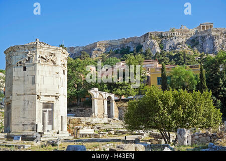 Agorà romana con torre dei venti, acropoli in background, Atene, Grecia Foto Stock