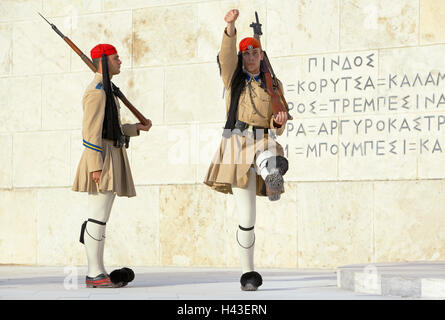 Soldati evzone esecuzione di cambio della guardia, Atene, Grecia Foto Stock