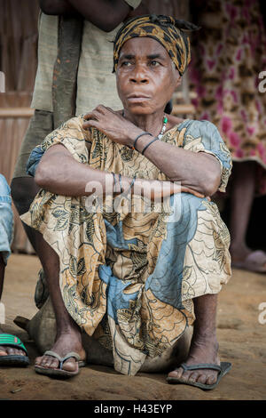 Donna pigmeo, popolo di Baaka o Baka, o Ba'aka, Grand Batanga, Regione meridionale Camerun Foto Stock