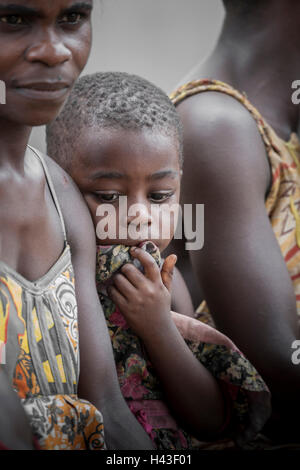 Pigmeo di donna e bambino, popolo di Baaka o Baka, o Ba'aka, Grand Batanga, Regione meridionale Camerun Foto Stock