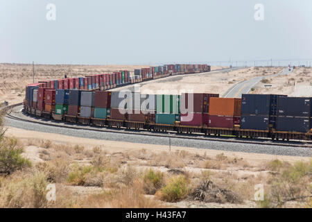 Container merci su ferrovia di curvatura via Foto Stock