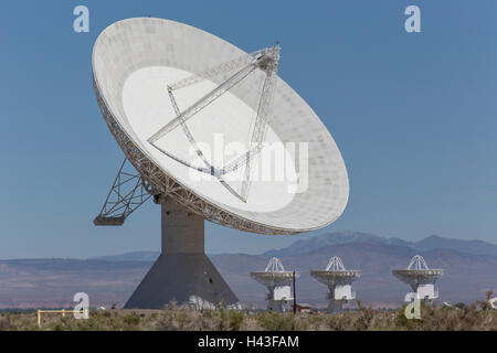 Antenne paraboliche in campo vicino mountain range Foto Stock