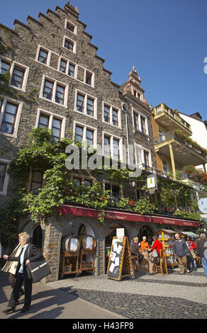 In Germania, in Renania Palatinato, Cochem, Città Vecchia, Weinschänke, facciata, turistico Valle della Mosella, le regioni del vino, area vitivinicola, turismo, destinazione, luogo di interesse, edificio, storicamente, architettura, vecchio, esterno, gable, persona, passante, facciata in pietra, Foto Stock