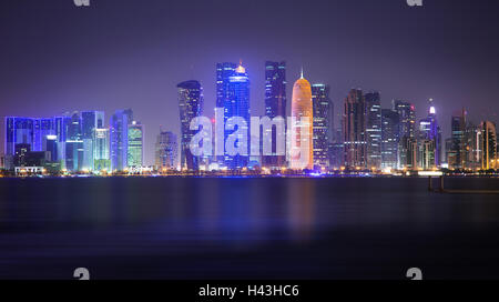 Skyline della città di notte, Doha, Qatar Foto Stock