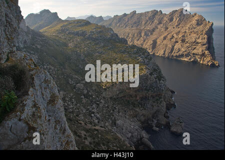 Spagna, Maiorca, penisola forma obiettivo, ripida costa, visualizzare Cala Boquer, Isole Baleari Isole Baleari isola, regione costiera del Mar Mediterraneo, Costa, Costa di bile, rock, mare d'inverno, Foto Stock