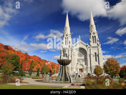 Basilica di Sainte-Anne-de-Beaupre con colori autunnali sullo sfondo, Quebec, Canada Foto Stock