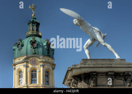 Germania Berlino, il castello di Charlottenburg, la torre dell orologio, statua, edificio, struttura, luogo di interesse, tower, esterno, serratura barocca, bloccare, barocco, Hohenzollernresidenz, turismo, luogo di interesse, ingresso, figura, spada, segno, spada fighter, Foto Stock