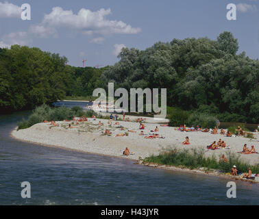 In Germania, in Baviera, Monaco di Baviera, Thalkirchen, Flaucher, Isar beach, bagnanti, sud della Germania, il Land della Baviera, città, fiume, l'Isar, spiaggia, spiaggia di ghiaia, il punto di contatto, persona, tempo libero, riposo estivo, dispongono di una vasca da bagno, vi sun se stessi, prendere il sole, FKK, alberi, Foto Stock