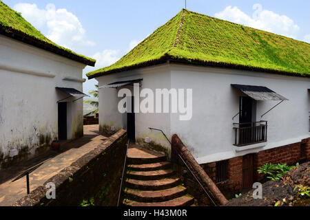 Vista architettonico degli edifici all'interno del Reis Magos Fort Goa in India Foto Stock