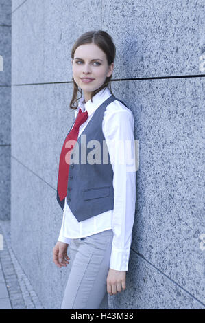 Donna, stand Young, facciata, appoggiati, Foto Stock