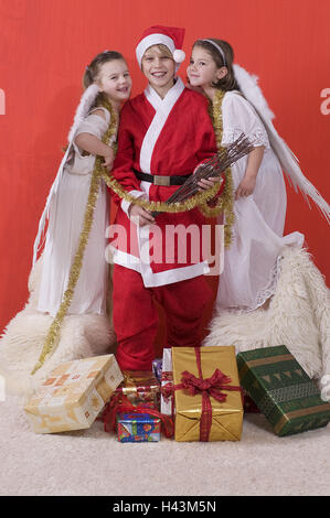 Il ragazzo, Santa costume, ragazza, Angelo costume, presenta, Foto Stock