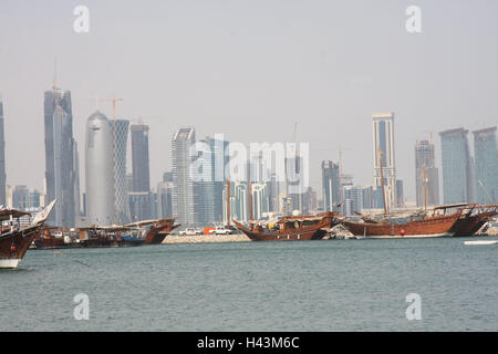 Il Qatar Doha, vista città, skyline, porto, stivali, Qatar, luogo di interesse, cultura, edificio alto sorge, strutture per gru, uomini al lavoro, acqua mare, stivali in legno, opaco, Foto Stock