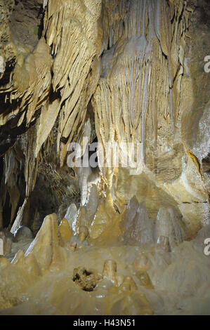 In Germania, la Baviera, Svizzera Francone, Pottenstein, devil's pit, grotte di calcare, pietre di gocciolamento, stalagmiti e stalattiti, Foto Stock