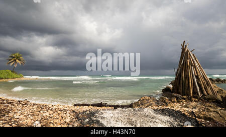 Spiaggia tempestosa di Montego Bay, Giamaica Foto Stock