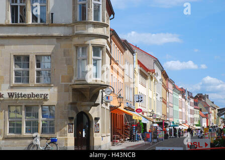 Germania, Sassonia-Anhalt, città di Lutero Wittenberg, Collegienstrasse, zona pedonale, Foto Stock