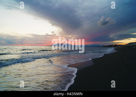 Rincon de la Victoria spiaggia al tramonto, Malaga, Andalusia, Spagna Foto Stock