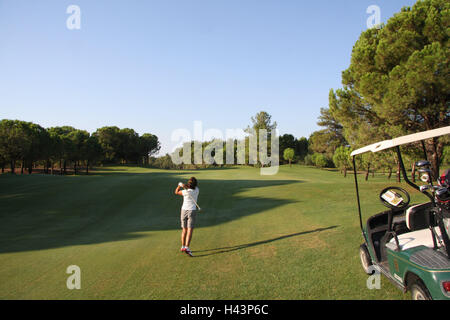 Turchia, Belek, golf club 'Pasha - sultan', campo da golf, il golfer, vista posteriore, modello rilasciato, persone, tempo libero e viaggi, sport, turf outdoor sport, sport, Golf, golfs, tutto il corpo del carrello da golf, donna, soleggiato, Foto Stock