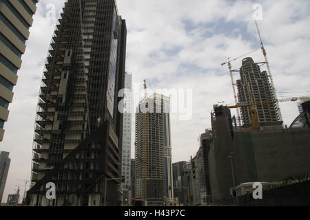 Il Qatar Doha, alta sorge, uomini al lavoro, Qatar, destinazione, edificio, strutture, architettura, case e locali commerciali, grattacieli, edilizia, costruzione classica, Foto Stock