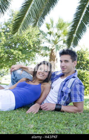 Coppia giovane sotto le palme, Foto Stock