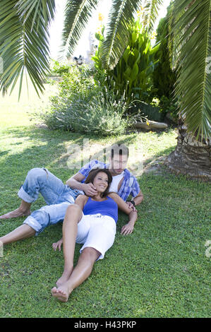 Coppia giovane sotto le palme, Foto Stock