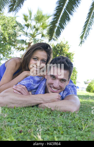 Coppia giovane sotto le palme, Foto Stock