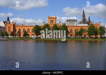 Germania, Meclemburgo-Pomerania occidentale, Schwerin, Arsenal nel sacerdote un laghetto, la chiesa di San Paolo Foto Stock