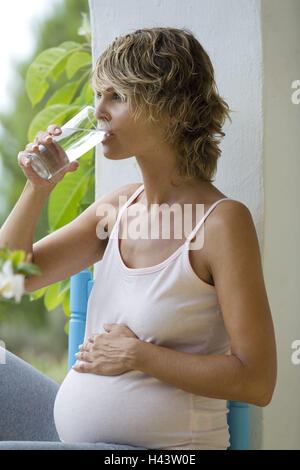 Donna, giovane, in gravidanza, vetro, acqua, bevande, Foto Stock