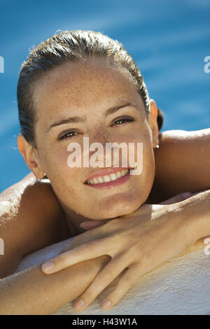 Donna, sorriso giovane, margine di piscina, visualizza fotocamera, ritratto, Foto Stock