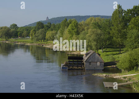 In Germania, in Renania settentrionale-Vestfalia, Minden, Weser, mulino ad acqua, visualizzare imperial Wilhelm's Monument, fiume, Riva, Riverside, mill, scenario, l'ambiente, monumento, collina, montagna, mountain Wittekinds, Wesergebirge, Foto Stock