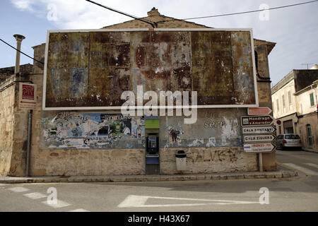 Spagna, isola di Maiorca, Santanyi, edificio, street, segni, le isole Baleari, isola di Maiorca, casa, casa facciata, vecchio segno pubblicità, pubblicità, vuoto, Altoparlante telefono, telefono, cestino portarifiuti, segni, suggerimento, orientamento verso il traffico, frecce, direzione sulla destra, nessuno, Foto Stock