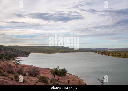 Vista in elevazione al di sopra della costiera di fiume Murchison con roccia arenaria, dune e riverbank in Kalbarri, Western Australia. Foto Stock