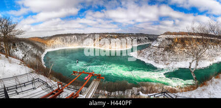 Vista panoramica di Whirlpool Aero auto nel fiume Niagara, vista dal lato canadese durante il periodo invernale Foto Stock