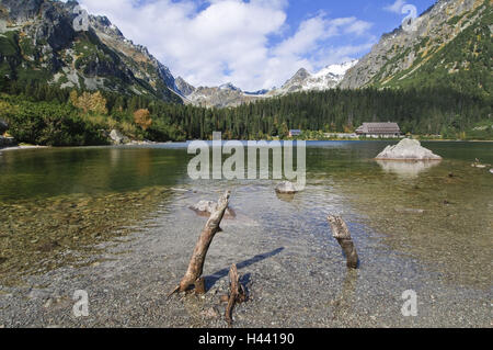 Lago di montagna, Popradske Popradske Pleso, il villaggio di Strbske Pleso, parco nazionale il Alti Tatra, Presovsky kraj, Slovacchia, Foto Stock