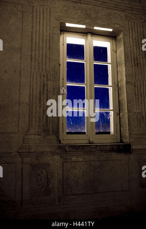 Francia, Bourgogne, Dijon, San-Seine-sur-Vingeanne, castello, interior shot, finestra, notte, Foto Stock