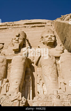 Egitto, Abu Simbel, attacco del tempio di Ramses II, statue giganti, Africa, Alto Egitto, viaggi, vacanze, turismo, destinazione di villeggiatura, luogo di interesse Tempio di Ramses, Tempio di piante, storicamente, statue, UNESCO-patrimonio culturale mondiale, incredibilmente, prepotentemente, storia, cultura, dettaglio Foto Stock