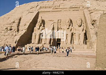 Egitto, Abu Simbel, attacco del tempio di Ramses II, turistico, Africa, Alto Egitto, viaggi, vacanze, turismo, destinazione di villeggiatura, luogo di interesse Tempio di Ramses, Tempio di piante, storicamente, statue gigantesche statue, UNESCO-patrimonio culturale mondiale, incredibilmente, prepotentemente, storia, cultura, visitatore, persona, Foto Stock