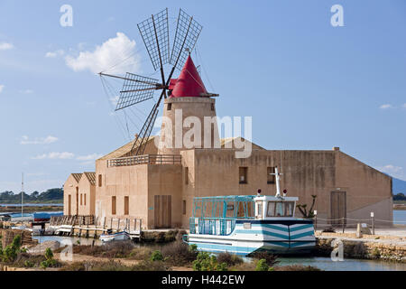 L'Italia, isola di Sicilia, Trapani, mulino a vento, saline, escursione in barca, Europa, Sud Europa, boot, sale marino, sale marino produzione, museo, mulino, luogo di interesse, tradizione, tradizionalmente, torre, torre di avvistamento, vaso, turismo, Foto Stock