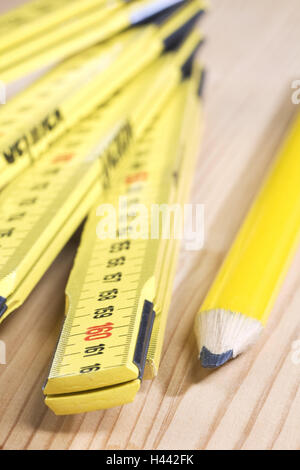 Regola pieghevole, matita, medium close-up, dettaglio, bastone cantiere, strumento di misurazione, strumenti, craft roba, misurare, uomini al lavoro, metro a nastro, il metro, il centimetro, esattamente, esattamente, misurare, unità, penna, mark-out, selezionare, citato, giallo, icona, concezione, Stilllife Foto Stock