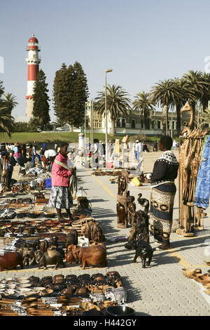 La Namibia, Swakopmund, souvenir mercato nessun modello di rilascio, Africa, mercato mercato del turismo, Africana, souvenir, faro, vendite, vendite di strada, artigianato, memoria di San arte, locali, turismo, esterno, Foto Stock