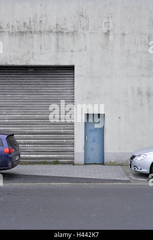 Magazzino, automobili, parcheggiato, nessuno, Germania, Brema, Porto, Zona Industriale, porto Building, edificio di fabbrica, factory, fuori dalle intemperie, uscita, mura difensive, muro di cemento, muro di cemento, parete, grigio, sportello chiuso, veicolo, autovetture, alpha Foto Stock