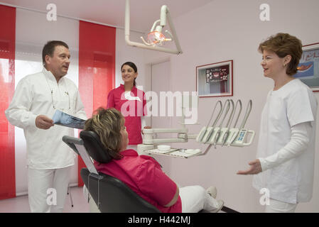 Dentista, pratica, ambulatorio medico, poltrona del dentista, X-ray picture, team, paziente modello rilasciato, proprietà rilasciato, persone, medico, professione, uomo, odontalgias, ruote dentate, bite, controllare, aiuto, moderno seriamente, sedia di trattamento, all'interno, stand, vi sit, donne Foto Stock