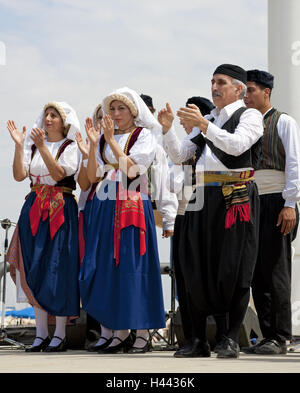 Gli uomini in elaborato costume Ape portante un vejiga marzo al La Vega  sfilata di carnevale.