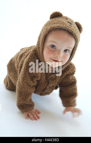 Baby, bear's costume, scorrimento, felice, luminosamente, bambino, lo sviluppo, l'innocenza, illuminante e spensierato, costume, tuta, rivestimento, Teddy, dolcemente, marrone, aggiunto il supporto, sorriso, attivamente, curiosamente, avvincente, espressione, funzionamento, motion, scoprire, tagliate, ragazza Foto Stock