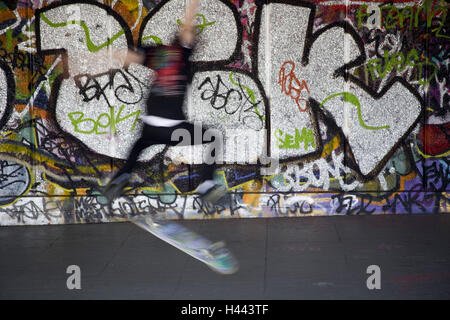 Skater, graffiti, Southbank, Londra, Regno Unito, Foto Stock