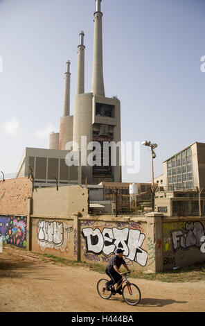 Edificio di fabbrica, camini, mura difensive, graffiti, Sant Adrià de Besòs, Barcellona, Spagna Foto Stock