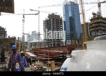Il Qatar Doha, alta sorge, uomini al lavoro, lavoratori edili, nessun modello di rilascio, Qatar, destinazione, edificio, strutture, architettura, case e locali commerciali, grattacieli, edilizia, costruzione classica, gru, uomini, persone, lavoro Foto Stock