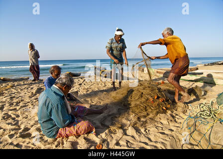 I pescatori, spiaggia, riparazione di maglie, Foto Stock